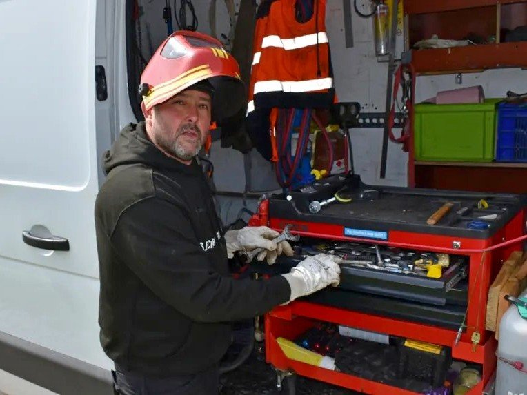 Boiret Métal Services - Sébastien devant son camion atelier
